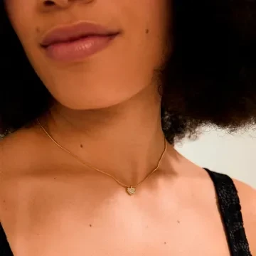 Pilgrim Halskæde til Dame udført i Messing, Zink i en flot Guld farve