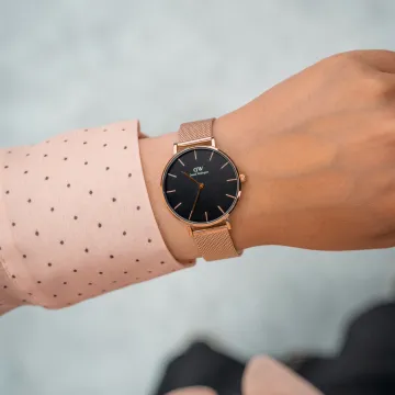 Daniel Wellington Classic Petite 32 Melrose Black DW00100161 ur til Dame med Sort urskive p&aring; 32 mm i diameter og Meshl&aelig;nke urrem i Rose Gold