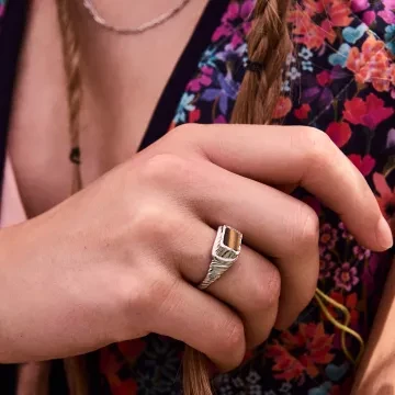 Maanesten Ring til Dame udført i 925 Sterling Sølv i en flot Sølv farve