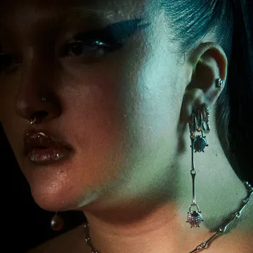 Maria Black Ørering Single til Dame udført i 925 Sterling Sølv i en flot Guld farve