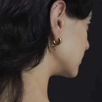 Maria Black Ørering Single til Dame udført i 925 Sterling Sølv i en flot Guld farve