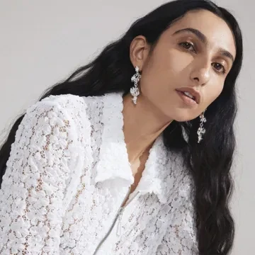 Pilgrim Øreringe til Dame udført i Messing i en flot Sølv farve