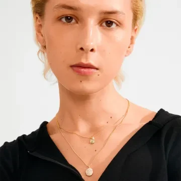 Pilgrim Halskæde til Dame udført i Messing i en flot Guld, Hvid farve