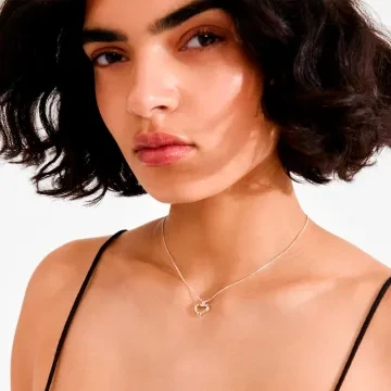 Pilgrim Halskæde til Dame udført i Messing i en flot Sølv farve