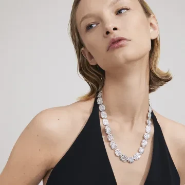 Pilgrim Halskæde til Dame udført i Messing i en flot Sølv farve