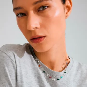 Pilgrim Halskæde til Dame udført i Messing, Zink i en flot Multi, Sølv farve