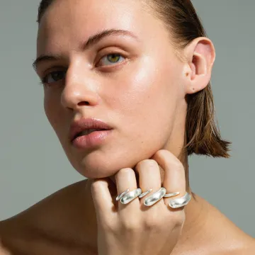 Jane Kønig Ring til Dame udført i 925 Sterling Sølv i en flot Sølv farve