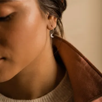 Blomdahl Øreringe til Dreng, Pige, Herre, Dame udført i Titanium i en flot Sølv farve