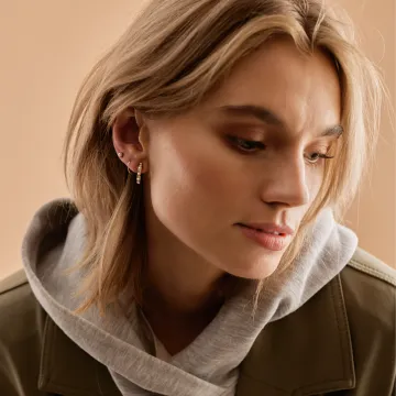 Blomdahl &Oslash;reringe til Dreng, Pige, Herre, Dame udf&oslash;rt i Titanium i en flot Guld farve