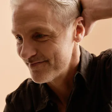 Blomdahl &Oslash;reringe til Dreng, Pige, Herre, Dame udf&oslash;rt i Titanium i en flot Guld farve