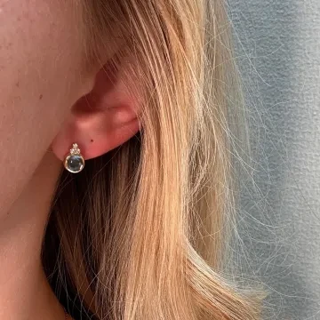 Mads Z Øreringe til Dame udført i Guld i en flot Blå, Guld farve