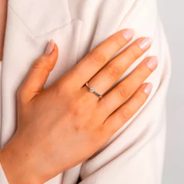 Mads Z Ring til Dame udført i Hvidguld i en flot Sølv farve