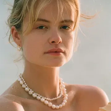 ANNI LU Halskæde til Dame udført i Messing i en flot Guld, Hvid farve