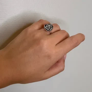 Mads Z Ring til Dame udført i 925 Sterling Sølv i en flot Sølv farve