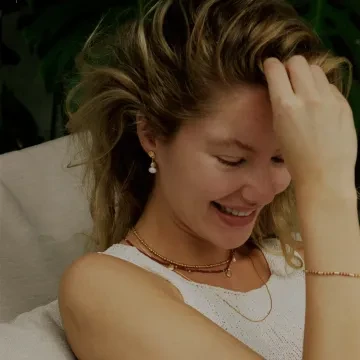 ANNI LU Armbånd til Dame udført i Messing, Perle i en flot Rød farve