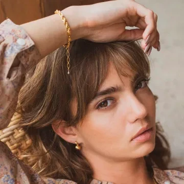 ANNI LU Armbånd til Dame udført i Messing i en flot Guld farve