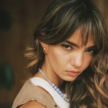 ANNI LU Øreringe til Dame udført i Messing i en flot Guld, Rød farve