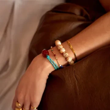 ANNI LU Armbånd til Dame udført i Messing i en flot Blå, Guld, Rød farve