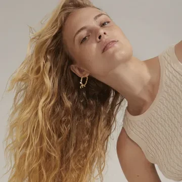 Pilgrim Øreringe til Dame udført i Messing, Guld i en flot Guld farve