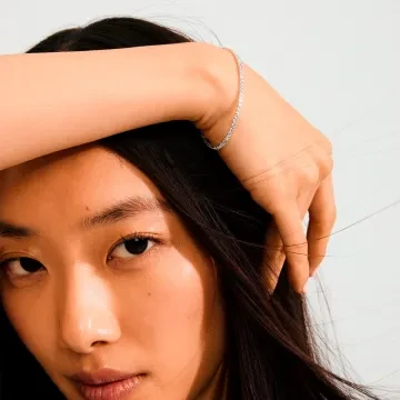 Pilgrim Armbånd til Dame udført i Messing, Glas i en flot Sølv farve