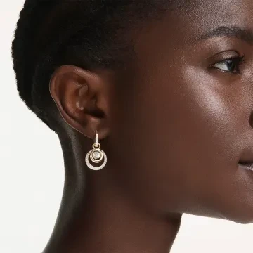 Swarovski &Oslash;reringe til Dame udf&oslash;rt i Rustfrit st&aring;l i en flot Guld farve