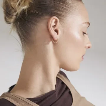 Pilgrim Øreringe til Dame udført i Guld i en flot Guld farve