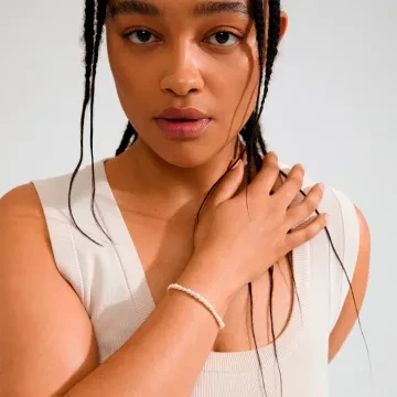 Pilgrim Armbånd til Dame udført i Messing, Glas i en flot Guld, Hvid farve