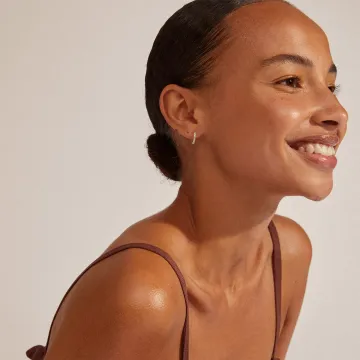 Pilgrim Øreringe til Dame udført i Messing i en flot Sølv farve