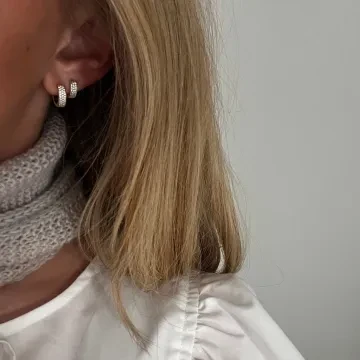 Mads Z Øreringe til Dame udført i Guld i en flot Guld farve