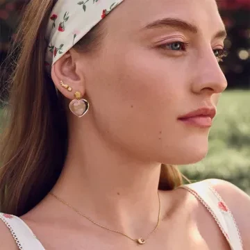 Maanesten Øreringe til Dame udført i 925 Sterling Sølv i en flot Guld farve