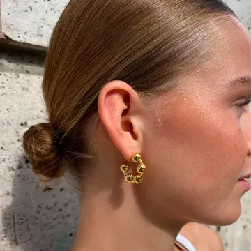 Jane Kønig Ørering Single til Dame udført i 925 Sterling Sølv i en flot Guld farve