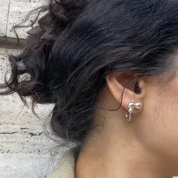 Jane Kønig Ørering Single til Dame udført i 925 Sterling Sølv i en flot Sølv farve