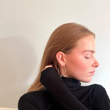 Jane Kønig Ørering Single til Dame udført i 925 Sterling Sølv i en flot Sølv farve