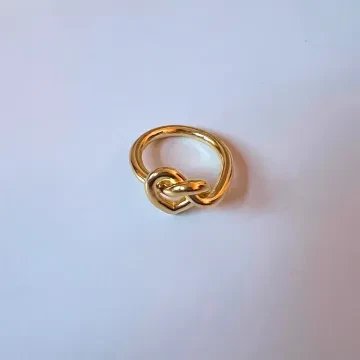 Jane Kønig Ring til Dame udført i 925 Sterling Sølv i en flot Guld farve