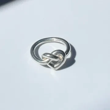 Jane Kønig Ring til Dame udført i 925 Sterling Sølv i en flot Sølv farve