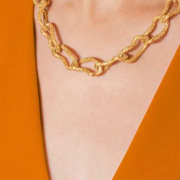 House of Vincent Halskæde til Dame udført i Messing, Genbrugsmateriale i en flot Guld farve