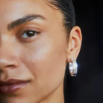 Jane Kønig Ørering Single til Dame udført i 925 Sterling Sølv, Guld i en flot Sølv farve