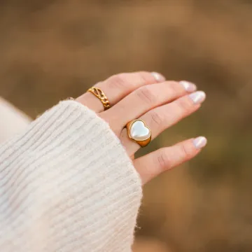 Schultz Ring til Dame udført i Rustfrit stål i en flot Guld farve