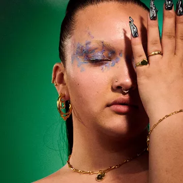 Maria Black Ørering Single til Dame udført i 925 Sterling Sølv i en flot Guld farve