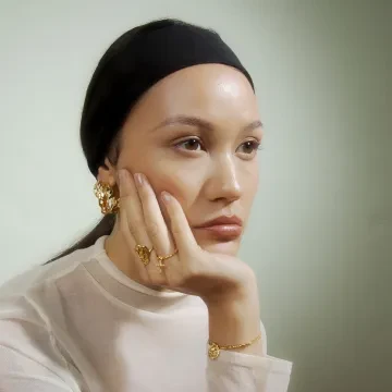 Jane Kønig Ørering Single til Dame udført i 925 Sterling Sølv i en flot Guld farve