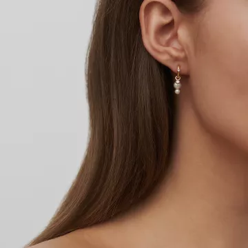 Julie Sandlau Ørevedhæng til Dame udført i Guld i en flot Guld farve