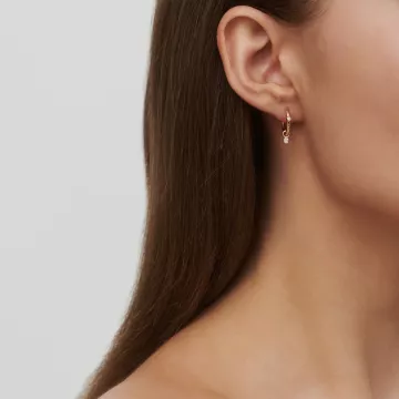 Julie Sandlau Ørering Single til Dame udført i Guld i en flot Guld farve