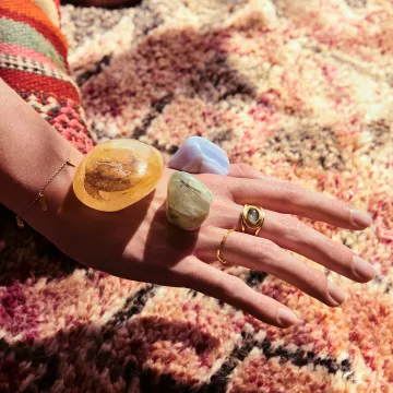 Maanesten Ring til Dame udført i 925 Sterling Sølv i en flot Guld farve