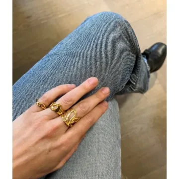 Jane Kønig Ring til Dame udført i 925 Sterling Sølv i en flot Guld farve