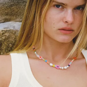 ANNI LU Halskæde til Dame udført i Messing i en flot Guld, Multi farve