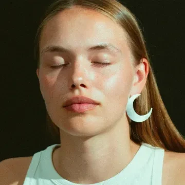 Jane Kønig Ørering Single til Dame udført i 925 Sterling Sølv i en flot Sølv farve