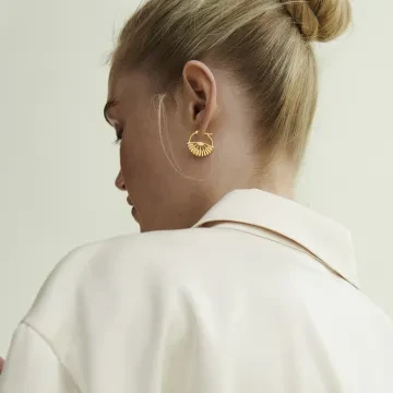 Pernille Corydon Øreringe til Dame udført i 925 Sterling Sølv i en flot Guld farve