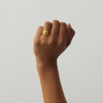 Pernille Corydon Ring til Dame udført i 925 Sterling Sølv i en flot Guld farve