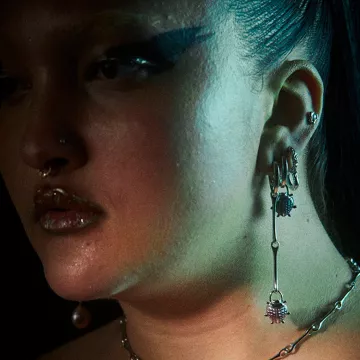 Maria Black Ørering Single til Dame udført i 925 Sterling Sølv i en flot Guld farve