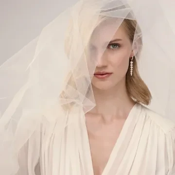 Sif Jakobs Øreringe til Dame udført i  i en flot Guld farve